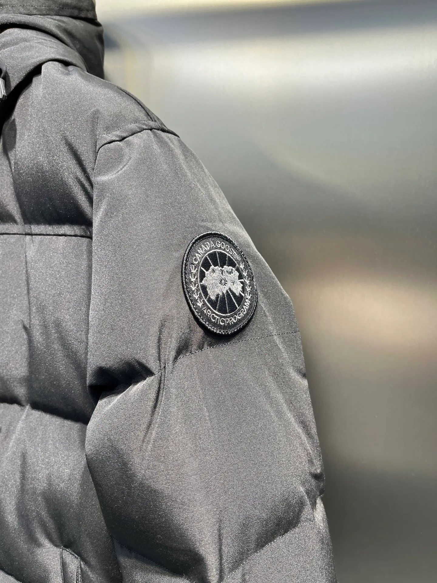 P700 Goose 🌟17 models (black) chest patch, same style for men and women, cold-resistant down jacket! The fur collar is detachable. The natural Siberian coyote fur collar has a delicate yet strong feel, which comes from the sense of life that comes from the erosion of wind and frost in nature. The market usually uses raccoon fur or fake fur instead, which is not even the slightest bit better! The collar part has cold-proof flannel, which is close to the head and neck, comfortable and warm! The fabric is made of high-density nano-level waterproof fabric, which is windproof and wear-resistant and has a certain thickness! The zipper is the official YKK brand! The waist has an elastic waistline design that can be adjusted according to yourself! There is also an anti-wind Velcro inside! Seamless threaded cuffs to avoid stiffening! In order to prevent cold wind from pouring in, a double closure design is adopted. On the premise of the traditional zipper fly, six Velcro fasteners are used for secondary closure, which brings better warmth retention effect. It retains the classic hooded design and uses super large luxurious wolf fur to protect against wind and cold. No matter how low the temperature is this winter, one piece is enough. I’ll give you the wind and temperature. Size: s-xxl